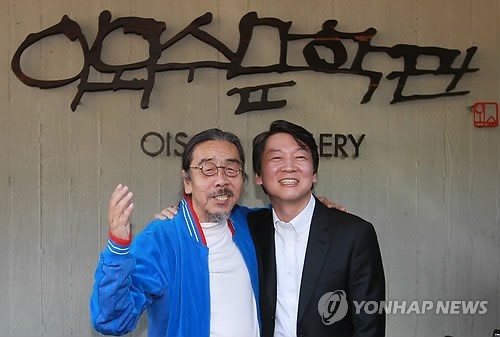 ▲ 안철수 대선 후보와 소설가 이외수 씨가 어깨동무를 하고 있다. 이 씨는 "여기서 얼마나 웃으시면서 사진 찍는가가 중요하다"는 뼈있는 농담도 던졌다. 이에 안 후보는 큰 웃음을 지어보였다. 안 후보의 웃음에서 '진실성'이 느껴진다. 2012.10.18 ⓒ 연합뉴스