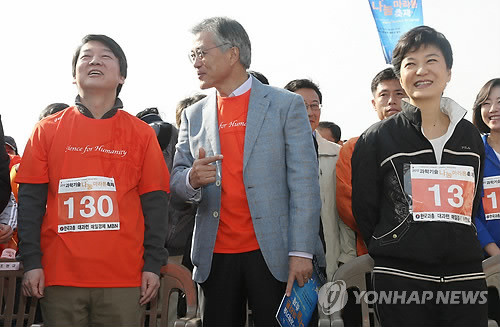 ▲ 새누리당 박근혜, 민주통합당 문재인, 무소속 안철수 대선 후보가 13일 오전 상암동 월드컵공원에서 열린 과학기술 나눔 마라톤 축제에 나란히 참석해 대화를 나누고 있다. ⓒ연합뉴스