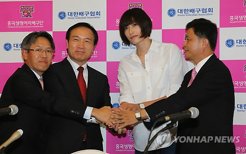 ▲ 왼쪽부터 대한배구협회 박성민 부회장, 임태희 회장, 김연경 선수. 흥국생명 권광영 단장.