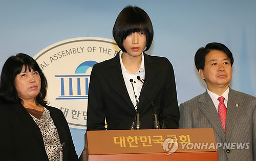 ▲ 왼쪽부터 대한배구협회 박성민 부회장, 임태희 회장, 김연경 선수. 흥국생명 권광영 단장.