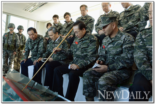 ▲ 이명박 대통령이 18일 대통령으로는 최초로 연평도를 방문해 안보 상황을 점검하고 있다. ⓒ 뉴데일리