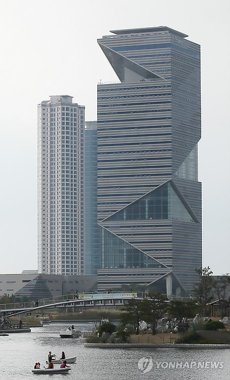 ▲ GCF 사무국이 들어설 송도 아이타워(인천=연합뉴스) 녹색기후기금(GCF) 사무국 인천 송도 유치를 확정한 20일 오후 인천시 연수구 센트럴공원 사이로 송도 아이타워가 우뚝 서 있다.ⓒ