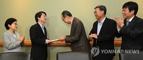 ▲ 무소속 안철수 대선 후보는 '북한 인권'과 '탈북자'에 별 관심이 없는 백낙청(왼쪽 세번째) 한반도평화포럼 이사장으로부터 정책 보고서를 전달 받았었다. 2012.9.28 ⓒ 연합뉴스