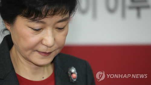 ▲ 새누리당 박근혜 대선후보가 21일 여의도 당사에서 정수장학회 관련 기자회견을 마치고 나서 돌아서고 있다. ⓒ 연합뉴스