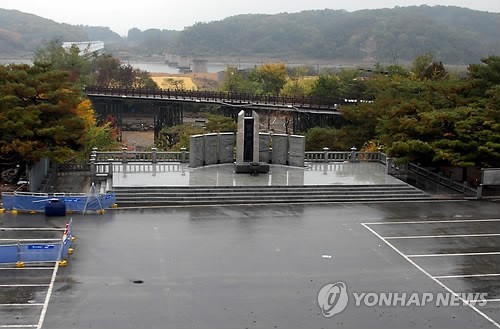 ▲ 22일 오전 탈북자단체의 대북전단 살포 계획에 북한이 타격을 경고한 가운데 임진각에는 관광객의 진입이 차단돼 썰렁한 모습이다. 2012.10.22 ⓒ 연합뉴스