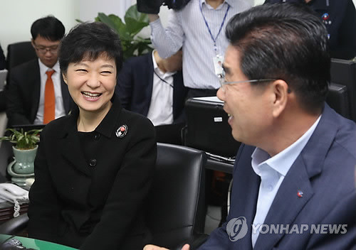 ▲ 새누리당 박근혜 대선 후보가 22일 오전 여의도 한국노총을 방문, 문진국 위원장 등 지도부와 노동현안에 대해 의견을 나누고 있다. ⓒ 연합뉴스