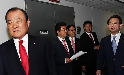 ▲ 고(故) 노무현 전 대통령과 김정일 북한 국방위원장의 비공개 대화록 논란과 관련한 새누리당 진상조사특위가 22일 오전 경기도 성남 국가기록원을 방문해 대통령지정기록서고 앞에서 발길을 돌리고 있다. 왼쪽부터 송광호 특위 위원장, 이철우, 조명철, 정문헌, 류성걸 의원. ⓒ 연합뉴스