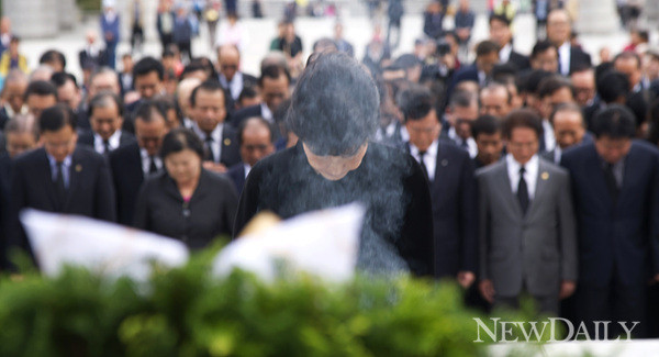 ▲ 새누리당 박근혜 대통령 후보가 최근 4.19 민주묘지를 찾아 참배하고 있다. ⓒ 양호상 기자