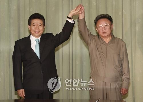 ▲ 4일 서울 중구 프레스센터에서 6.15공동실천 남측위원회 주최로 열린 10.4공동선언 발표 5주년 기념식에서 김금옥 한국여성단체연합 공동대표(오른쪽부터), 강병기 통합진보당 비상대책위원회 대표, 백낙청 서울대 명예교수, 김상근 6.15공동실천 남측위원회 상임대표, 이해찬 민주통합당 대표, 이재정 전 통일부 장관, 김영훈 민주노총 대표가 지난 2007년 10.4남북공동선언 당시 노무현 대통령과 북한 김정일 국방위원장이 손을 맞잡은 영상을 보고 있다.  ⓒ 연합뉴스