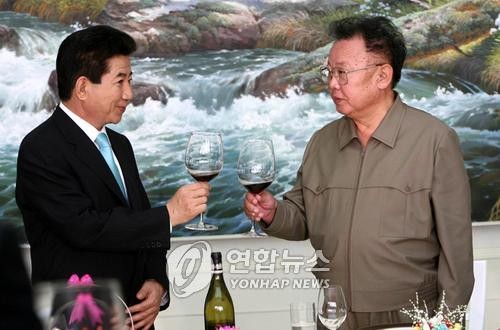 ▲ 4일 서울 중구 프레스센터에서 6.15공동실천 남측위원회 주최로 열린 10.4공동선언 발표 5주년 기념식에서 김금옥 한국여성단체연합 공동대표(오른쪽부터), 강병기 통합진보당 비상대책위원회 대표, 백낙청 서울대 명예교수, 김상근 6.15공동실천 남측위원회 상임대표, 이해찬 민주통합당 대표, 이재정 전 통일부 장관, 김영훈 민주노총 대표가 지난 2007년 10.4남북공동선언 당시 노무현 대통령과 북한 김정일 국방위원장이 손을 맞잡은 영상을 보고 있다.  ⓒ 연합뉴스