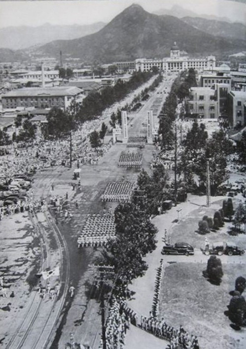 ▲ 1950년대 세종로 네거리, 국군의 날 군사 퍼레이드 장면. 전차 레일이 눈길을 끈다.