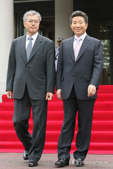 ▲ 노무현 전 대통령이 재임 당시 NLL 포기 발언이 담겨 있을 것으로 예상되는 대북 문건을 감추도록 지시한 것으로 드러났다. 특히 당시 비서실장이었던 문재인 민주통합당 후보 역시 이를 알고 있었다. ⓒ 연합뉴스