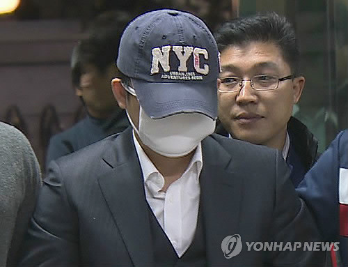 ▲ 그룹 쿨 김성수의 전 부인 강모씨를 흉기로 살해하고 도주한 범인이 경찰에게 붙잡혔다. 서울 강남경찰서는 17일 오후 강씨 사망 사건 용의자 제갈모씨를 자택 인근 신대방동에서 붙잡았다고 밝혔다. 사진은 이날 오후 경찰 조사를 받기 위해 강남경찰서로 들어서는 용의자의 모습.  ⓒ 연합뉴스