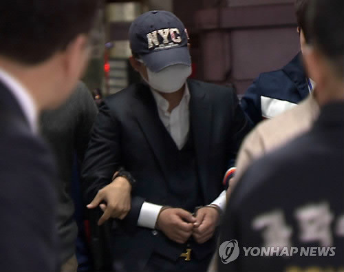 ▲ 그룹 쿨 김성수의 전 부인 강모씨를 흉기로 살해하고 도주한 범인이 경찰에게 붙잡혔다. 서울 강남경찰서는 17일 오후 강씨 사망 사건 용의자 제갈모씨를 자택 인근 신대방동에서 붙잡았다고 밝혔다. 사진은 이날 오후 경찰 조사를 받기 위해 강남경찰서로 들어서는 용의자의 모습.  ⓒ 연합뉴스