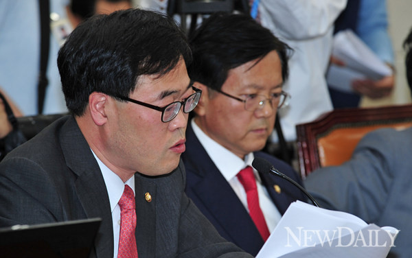 ▲ 김기식 의원(민주통합당, 왼쪽) ⓒ 뉴데일리