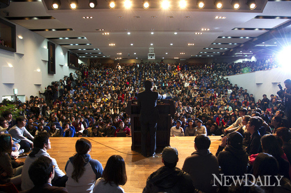 ▲ 안철수 무소속 대선후보가 23일 오후 인하대학교에서 강연을 했다. 빈 자리를 찾을 수가 없다. ⓒ 양호상 기자