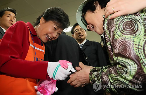 ▲ 새누리당 박근혜 대선후보가 23일 광주시 남구 노대동 빛고을노인건강타운을 방문, 점심 먹기 전 손소독 봉사를 하고 있다. ⓒ 연합뉴스