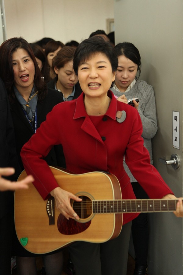 ▲ 새누리당 박근혜 대통령 후보가 23일 광주시 남구 노대동 빛고을노인건강타운을 찾아 통기타를 잡아 들었다. ⓒ 박근혜 후보 캠프