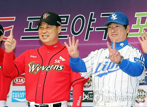 ▲ 2012년 프로야구 한국시리즈를 하루 앞둔 23일 대구시민체육관에서 열린 미디어데이 행사에서 삼성 류중일, SK 이만수 감독 등이 예상경기 수를 묻는 질문에 손가락으로 답하고 있다. ⓒ 연합뉴스