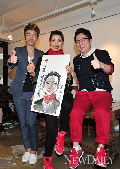 ▲ 새누리당 중앙선대위 김성주 공동선대위원장이 23일 김상민 의원(오른쪽)과 함께 기자간담회에 참석했다. ⓒ 정상윤 기자