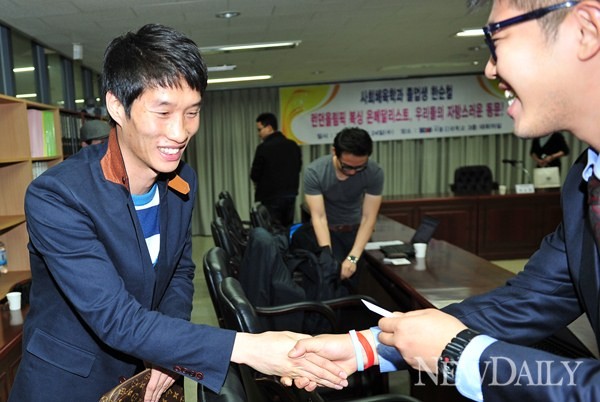 ▲ 한순철 선수와 악수를 나누는 뉴데일리 윤희성 기자.ⓒ정상윤