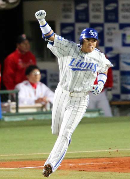 ▲ 24일 대구 시민운동장에서 열린 2012 팔도 프로야구 삼성 라이온즈-SK 와이번스 간 한국시리즈 1차전에서 삼성 이승엽이 1회말 1사 1루의 상황에서 2점홈런을 터트리고 그라운드를 돌고 있다.ⓒ 연합뉴스