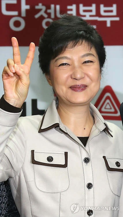 ▲ 새누리당 박근혜 대선후보가 25일 오전 서울 여의도 당사에서 열린 청년본부 출범식 및 임명장 수여식에서 임명장을 받은 청년 위원들과 함께 브이자를 만들며 기념촬영하고 있다. ⓒ 연합뉴스