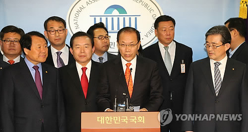 ▲ 새누리당 황우여 대표와 선진통일당 이인제 대표 등 지도부가 25일 국회 정론관에서 열린 합당 기자회견을 하고 있다. ⓒ 연합뉴스