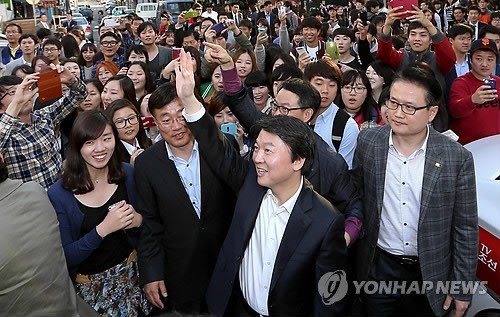 ▲ 무소속 안철수 대선후보가 25일 울산광역시 남구 울산대학교 바보삼거리에서 울산시민에게 인사하고 있다. 2012. 10. 25  ⓒ 연합뉴스