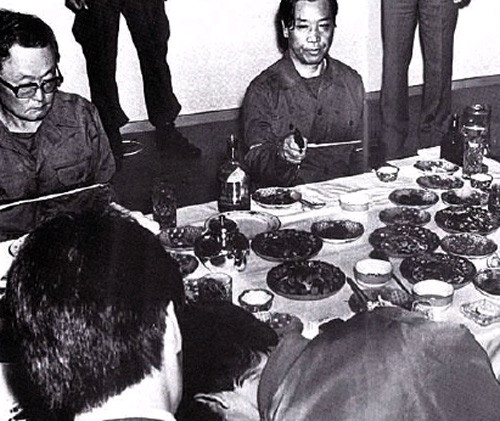 ▲ 박정희 살해범 김재규의 현장검증 현장사진. 그 옆엔 김계원 대통령비서실장.