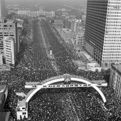 ▲ 박정희 대통령 국장 당시의 행렬. 당시 집계로는 전국적으로 2천만 명 넘는 조문객이 추모했다고 한다.