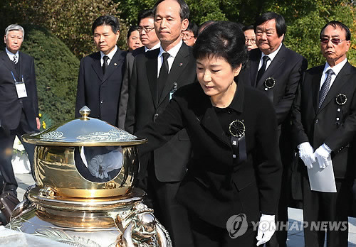 ▲ 새누리당 박근혜 대선후보가 26일 오전 서울 동작구 국립현충원에서 열린 고(故) 박정희 전 대통령의 33주기 추도식에 참석, 분향을 하고 있다. ⓒ 연합뉴스