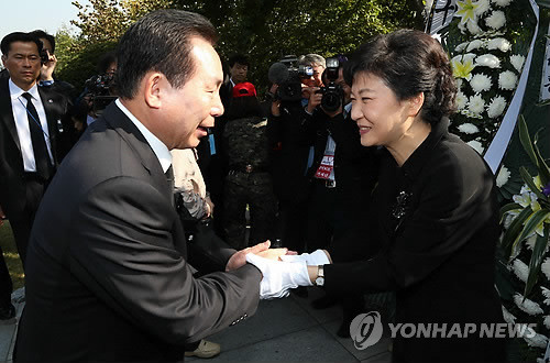 ▲ 새누리당 박근혜 대선후보가 26일 오전 서울 동작구 국립현충원애서 열린 고(故) 박정희 전 대통령의 33주기 추도식에 참석, 분향 헌화를 마치고 합당 발표한 이인제 선진통일당 대표와 인사하고 있다. ⓒ 연합뉴스