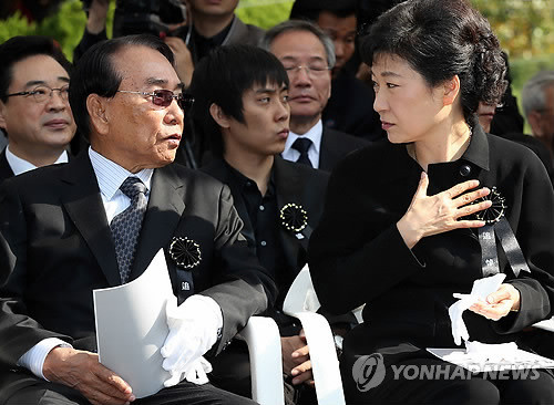 ▲ 새누리당 박근혜 대선후보가 26일 오전 서울 동작구 동작동 국립현충원에서 열린 고(故) 박정희 전 대통령의 33주기 추도식에 참석, 박 전 대통령 큰 누님의 장남인 은희만씨와 대화를 나누고 있다. 가운데는 은씨의 아들 가수 은지원. ⓒ 연합뉴스