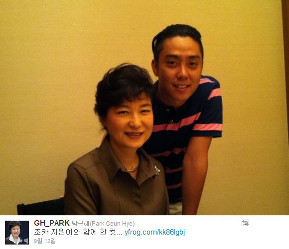 새누리당 박근혜 대선후보와 5촌 조카인 은지원. 박 후보는 지난해 자신의 트위터에 이 사진을 공개했다. ⓒ 박근혜 후보 트위터