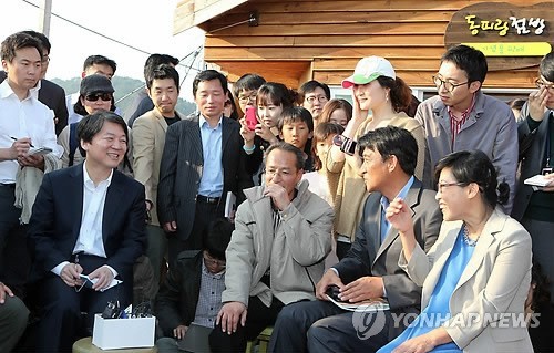 ▲ 무소속 안철수 대선후보가 26일 오후 경남 통영시 동피랑 마을을 찾아 주민들과 대화를 나누고 있다. 2012.10.26  ⓒ 연합뉴스