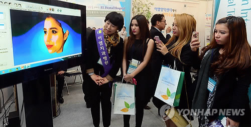 ▲ ⓒ지난 24일 대전컨벤션센터에서 열린 의료관광 국제콘퍼런스에 참가한 외국인들이 3D 가상성형진단프로그램을 통해 양악수술 후 자신의 모습을 바라보고 있다.