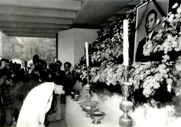 ▲ 새누리당 박근혜 대통령 후보가 33년 전 고(故) 박정희 전 대통령 빈소 앞에서 허리를 숙여 마지막 인사를 나누고 있다. 박근혜 캠프 제공. ⓒ 뉴데일리