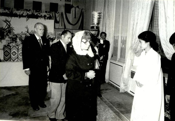 ▲ 새누리당 박근혜 대통령 후보가 33년 전 고(故) 박정희 전 대통령 서거 당시 빈소를 찾은 국내외 내빈을 맞고 있다. 박근혜 캠프 제공. ⓒ 뉴데일리