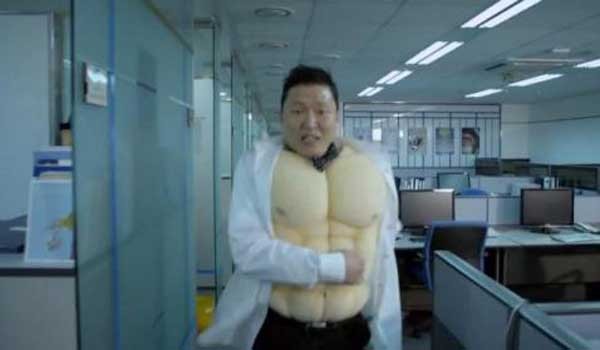 ▲ 싸이의 '라잇나우' 뮤직비디오 중 한 장면[화면: 뮤직비디오 캡쳐]