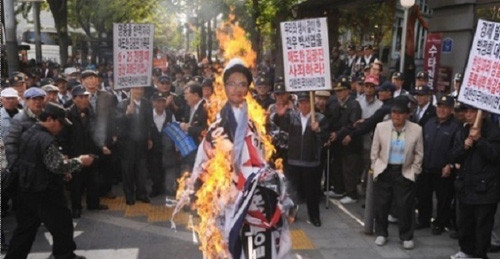 ▲ 시민단체회원들이 김광진 의원 화형식을 했다.