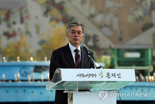 ▲ 민주통합당 문재인 대선후보가 28일 오후 광주 광산동 구 전남도청 옆 아시아문화중심도시홍보관 앞에서 기자회견을 하고 있다.ⓒ 연합뉴스