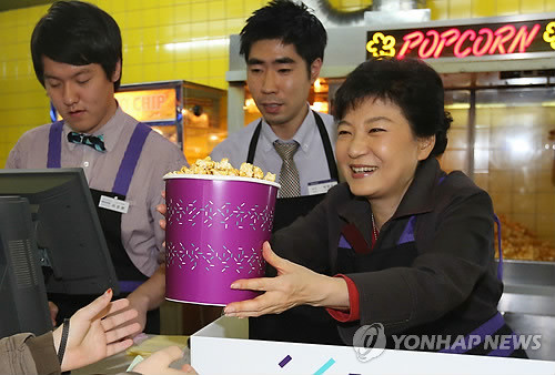 ▲ 새누리당 박근혜 대선 후보가 28일 오후 서울 삼성동 코엑스 메가박스에서 팝콘과 음료수를 파는'청년 아르바이트' 체험을 하고 있다. ⓒ 연합뉴스