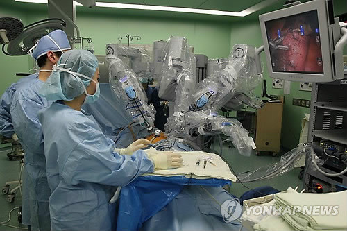 ▲ 로봇을 이용한 암 수술 장면(자료사진).ⓒ 연합뉴스