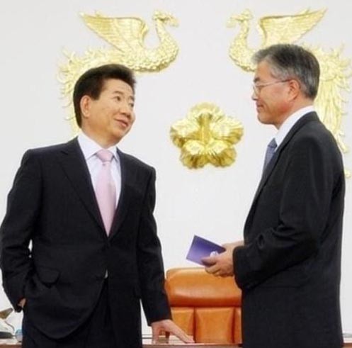 ▲ 2002년 6월 일본에 간 김대중-이희호 부부가 일본왕 아키히토와 함께 월드컵 축구경기를 관람. 그 전날 서해 연평해전에서 북한군 공격에 우리해군 참수리호가 침몰되고 국군6명이 전사했다. 남침정보를 무시하고 '먼저 쏘지말라'는 교전수칙때문이었다.