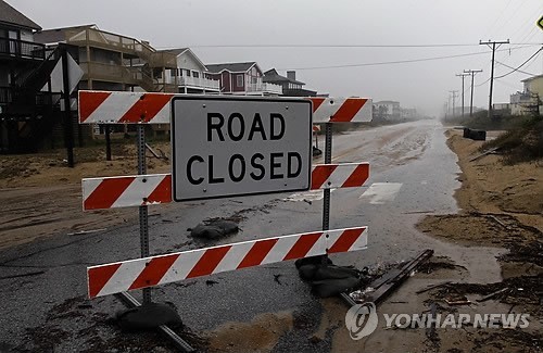▲ 28일(현지시간) 노스캐롤라이나주 킬데블힐스 해변행 도로에 차량통행을 봉쇄한다는 안내판이 설치돼 있다.ⓒ AP=연합뉴스