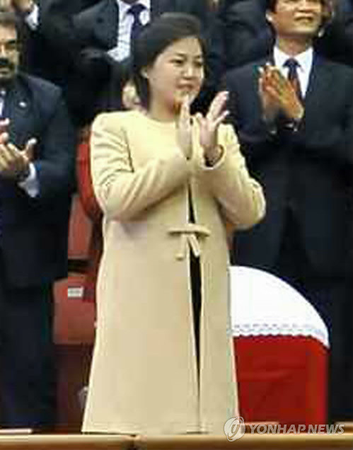 ▲ (서울=연합뉴스) 북한 김정은 국방위원회 제1위원장의 부인 리설주가 임신한 것으로 추정할 수 있는 사진이 공개됐다. 리설주가 지난 29일 모란봉악단 공연을 관람하는 장면ⓒ