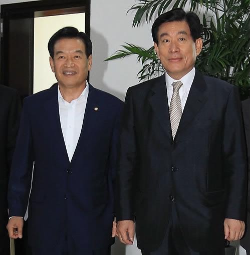 ▲ 국회 정보위 서상기 위원장과 원세훈(오른쪽) 국정원장.ⓒ 연합뉴스