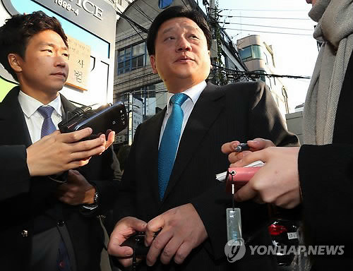 ▲ 이명박 대통령의 내곡동 사저 부지 의혹 사건 특검팀의 이광범 특별검사가 30일 오전 서울 서초구 서초동 특검사무실로 출근하던 중 취재진 질문에 답하고 있다.  ⓒ 연합뉴스ⓒ