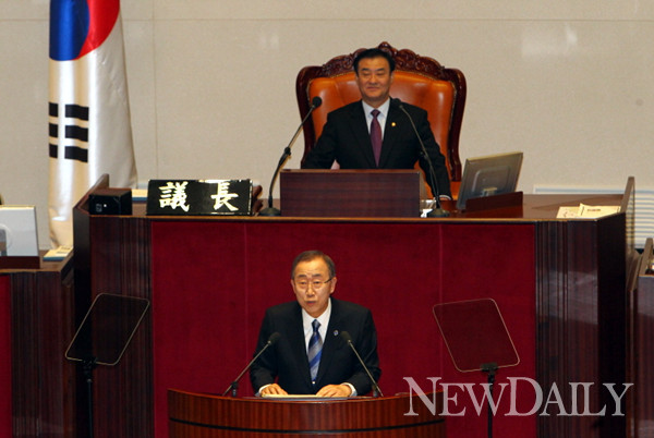 ▲ 반기문 유엔 사무총장(앞)과 강창희 국회의장 ⓒ 국회